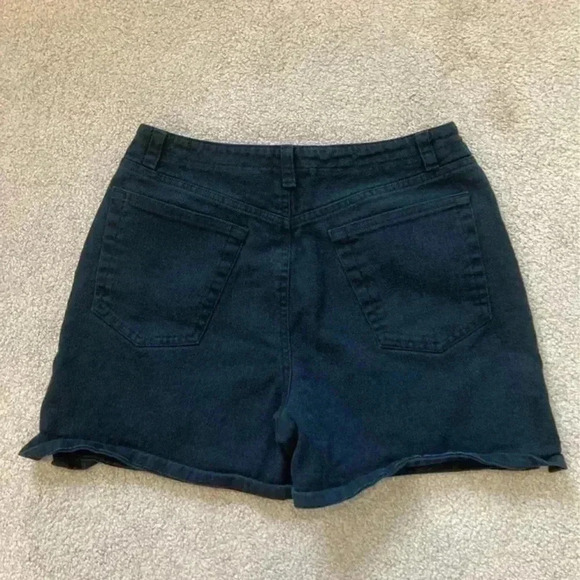 Liz Claiborne lizwear black jean shorts in size 8 - Picture 2 of 3